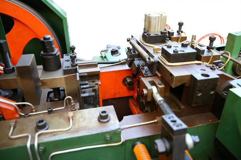 Изображение Холодновысадочная машина для производства саморезов